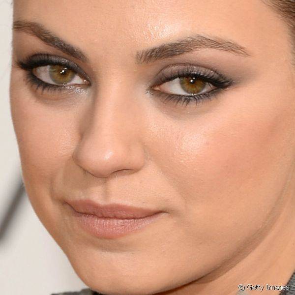 Mila realçou os olhos com sombra cinza esfumada com puxadinho para o canto experno para prestigiar o Golden Globe Awards 2014